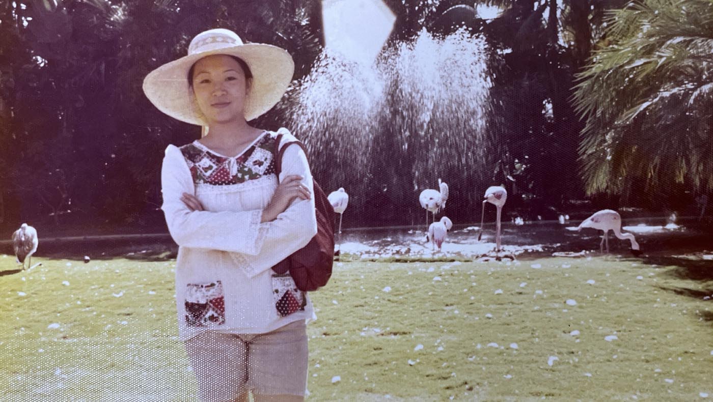 1975 年,李絲莉初抵美國時的留影,年輕笑容中蘊藏著對新生活的憧憬與勇氣。圖片來源/李絲莉