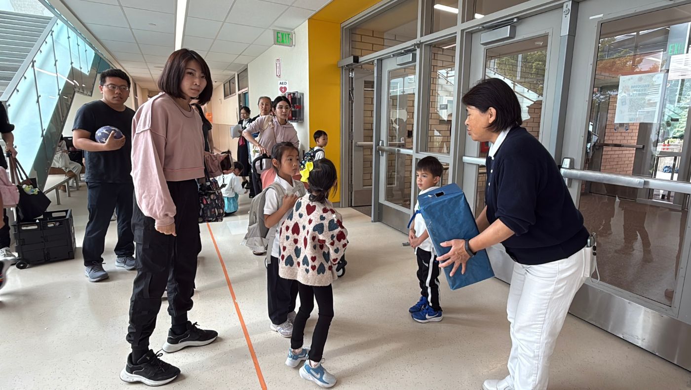 學校特別設置了「愛心箱」，讓大家有機會將祝福化為實際的支持。攝影／吳麗卿