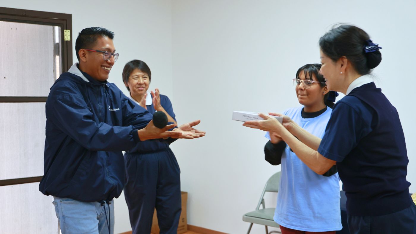 手語老師張慧琦贈送禮物給學生和老師，鼓勵他們用心學習手語。攝影／駱淑麗