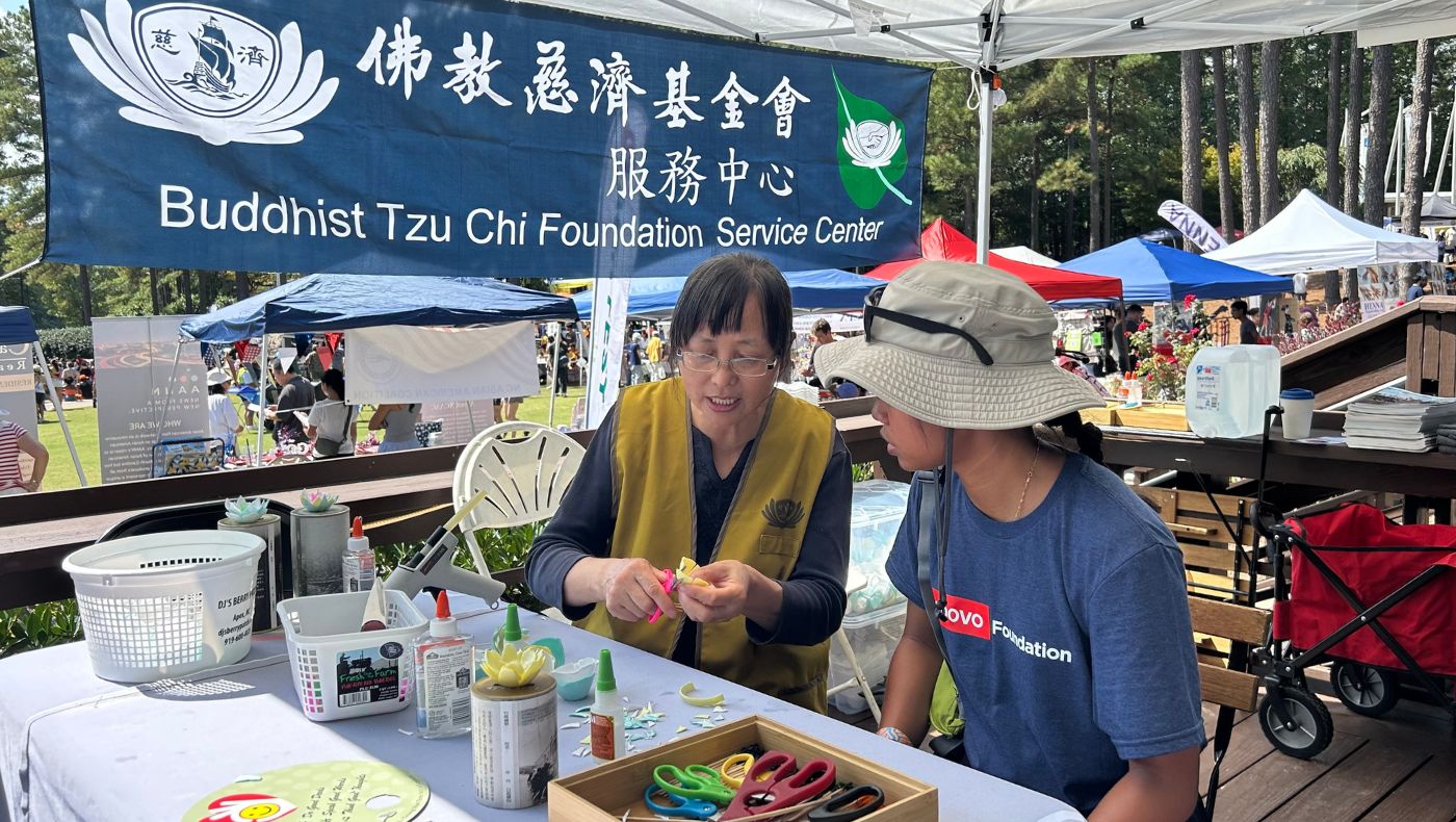 志工孔小美用耐心和愛心進行小花製作的教學，受會眾稱讚。攝影／張敏英