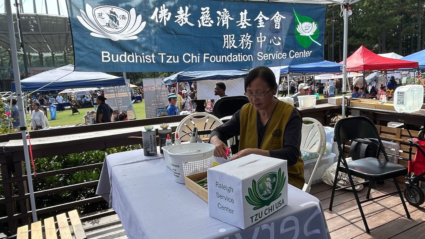 志工孔小美用耐心和愛心進行小花製作的教學，受會眾稱讚。攝影／張敏英