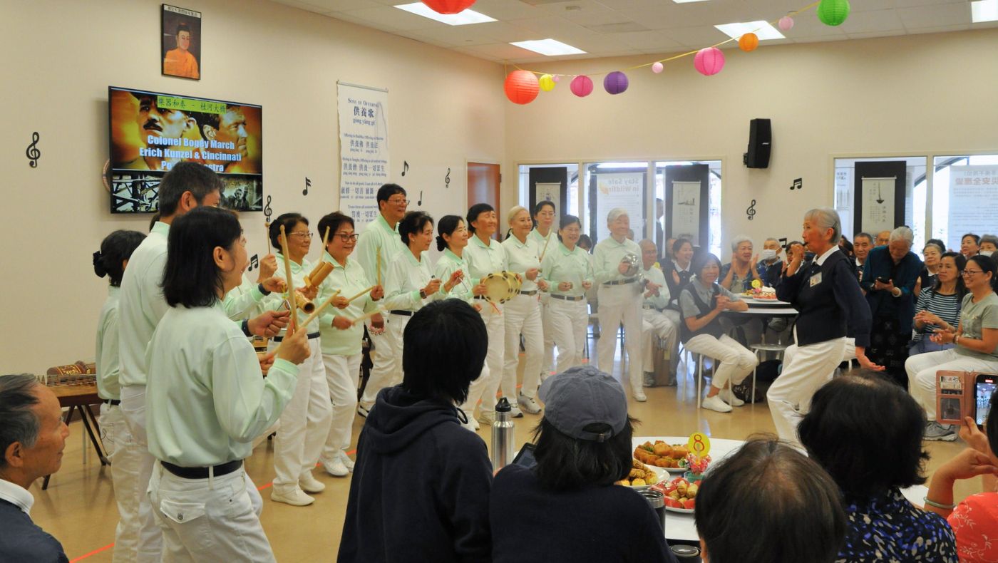 隨著哨聲響起，合唱團員踏著整齊步伐演出《桂河大橋》，鏗鏘步伐與歡快節奏展現團結與朝氣。攝影／謝志高