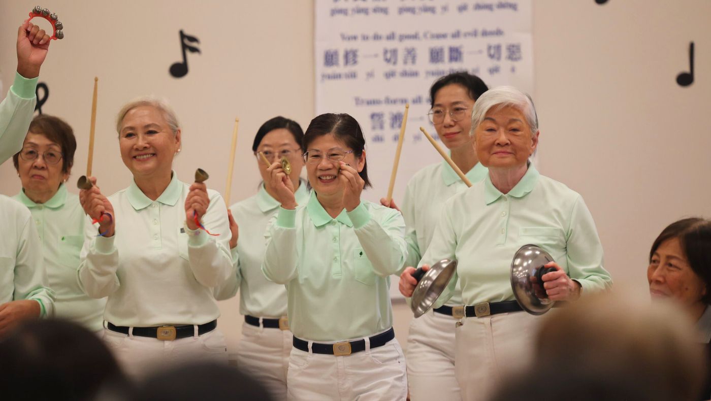 合唱團員手持鼓棒、鐘、鍋蓋等打擊樂器即興演出，大家在笑聲與掌聲中盡情投入，以創意樂器為音樂會增添趣味與驚喜。攝影／呂宛潔