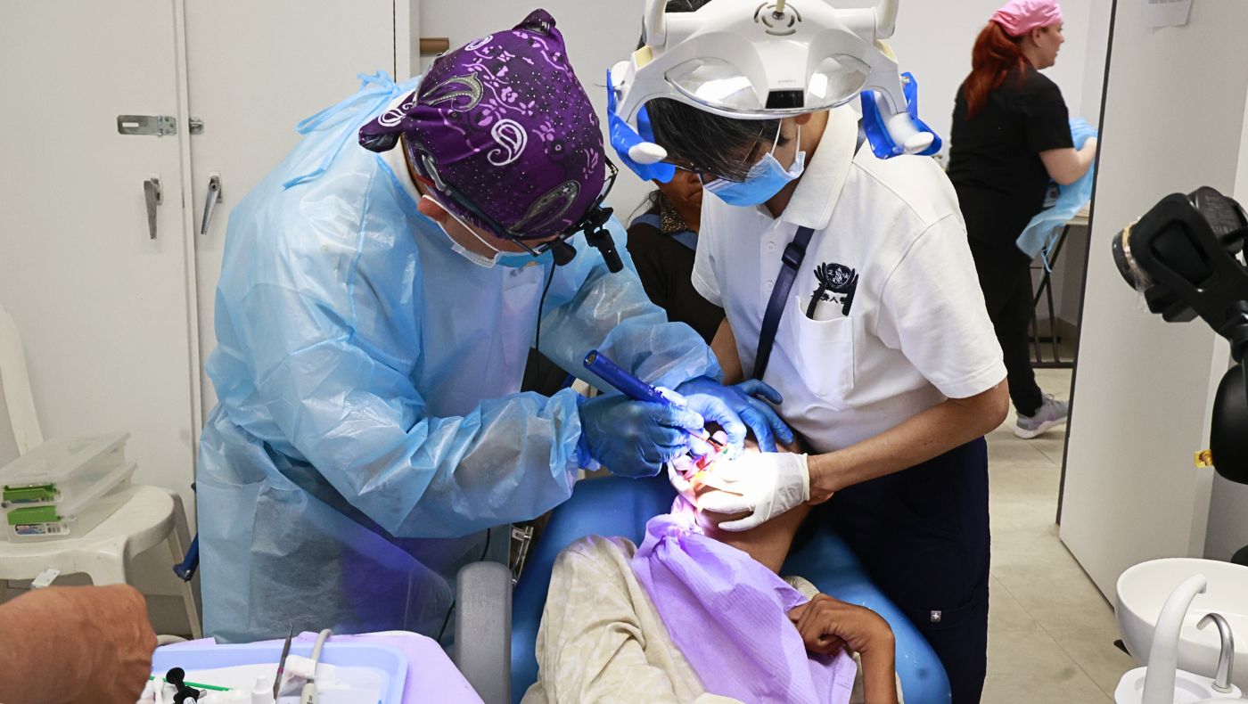 Dentistas de la Asociación Médica Internacional Tzu Chi atienden a niños con necesidades especiales en el campus Tzu Chi Tijuana. Foto/Shuli Lo