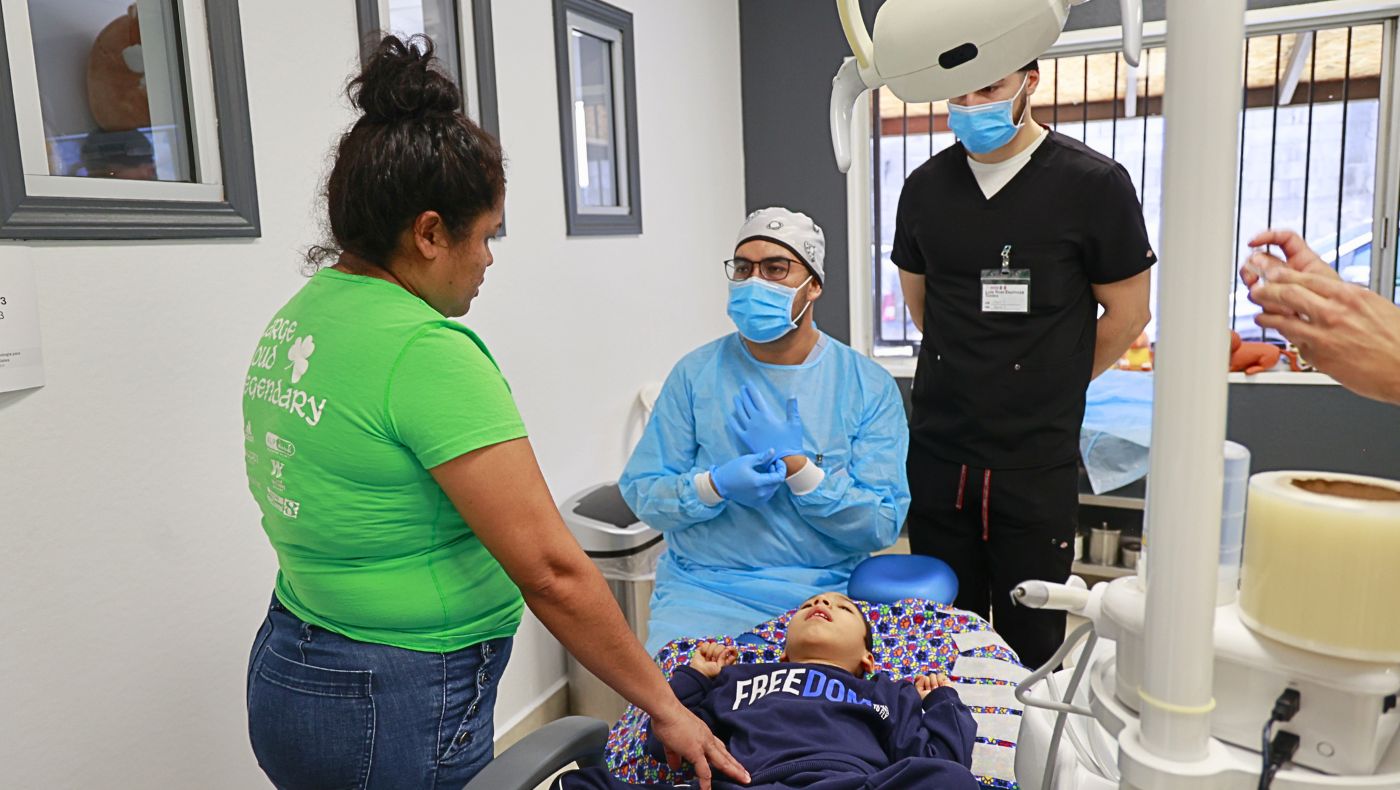 Los dentistas orientan a las familias sobre el cuidado oral diario de sus hijos con necesidades especiales. Foto/Shuli Lo