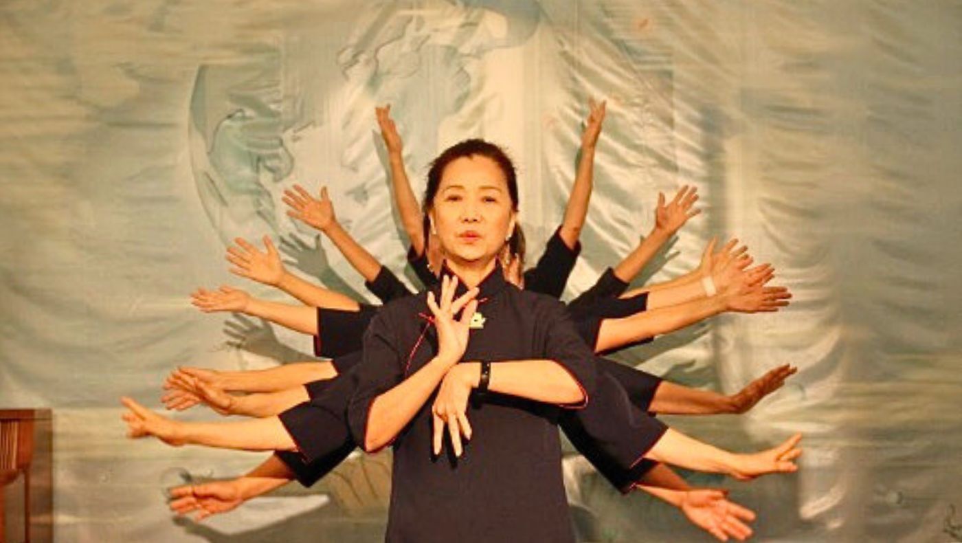 The sign language performance "A World of a Thousand Hands" by volunteers presented a serene yet powerful beauty under the lights. (Photography by Liu Jixing)