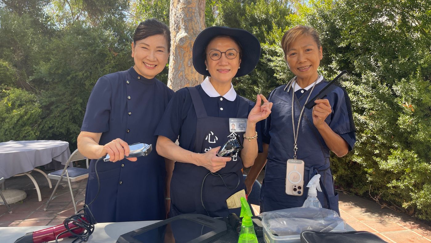 Los voluntarios peluqueros, de izquierda a derecha: Paokuei Li, Alice Chu y Yuki. Foto/Yumei Cheng