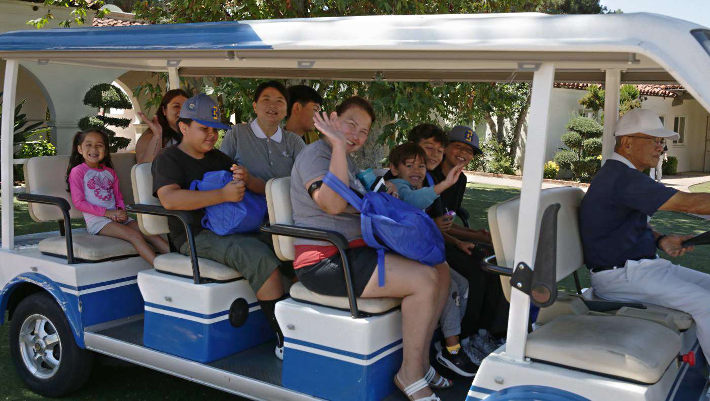 Los voluntarios ofrecen recorridos en carritos de golf para presentar el campus de Tzu Chi y su entorno cultural a las familias que lo visitan por primera vez. Foto/James Huang