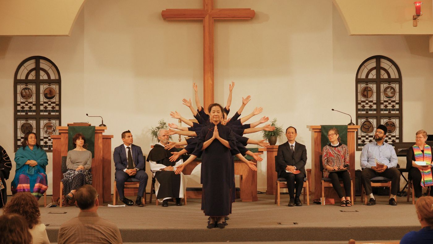 Volunteers from the Tzu Chi Phoenix Liaison Office performed the sign language piece "A Thousand Hands World" for the third time at the 16th Interfaith Concert, using love as their language to convey compassion and hope during the season of gratitude. (Image source: Tzu Chi Phoenix Liaison Office)