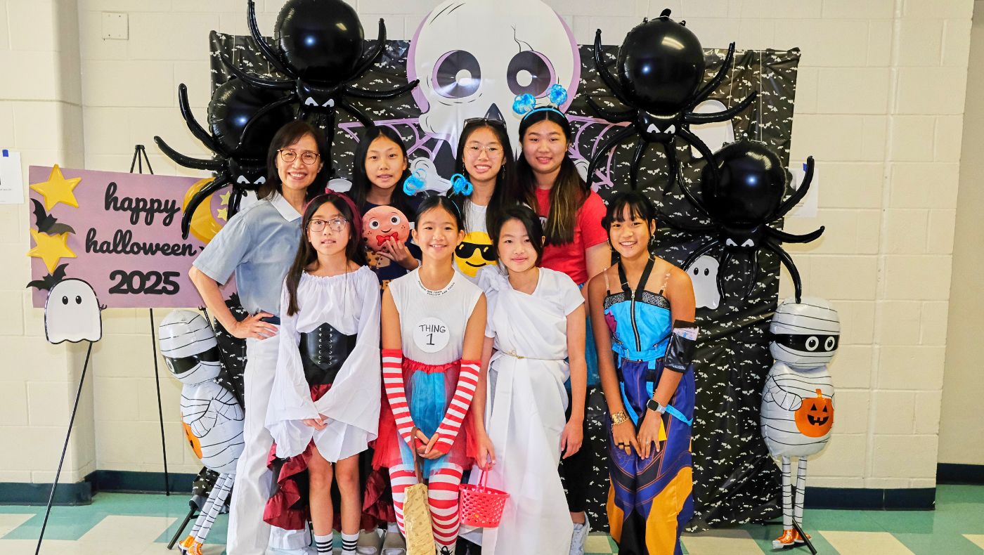 Teacher Li Zhengxin and her class posed for a group photo. Photo by Wang Qimin.