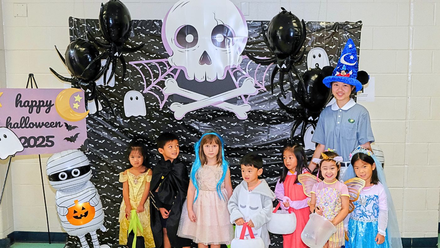 Teacher Zhu Zini and her lovely Salesian class posed for a group photo. Photo by Wang Qimin.
