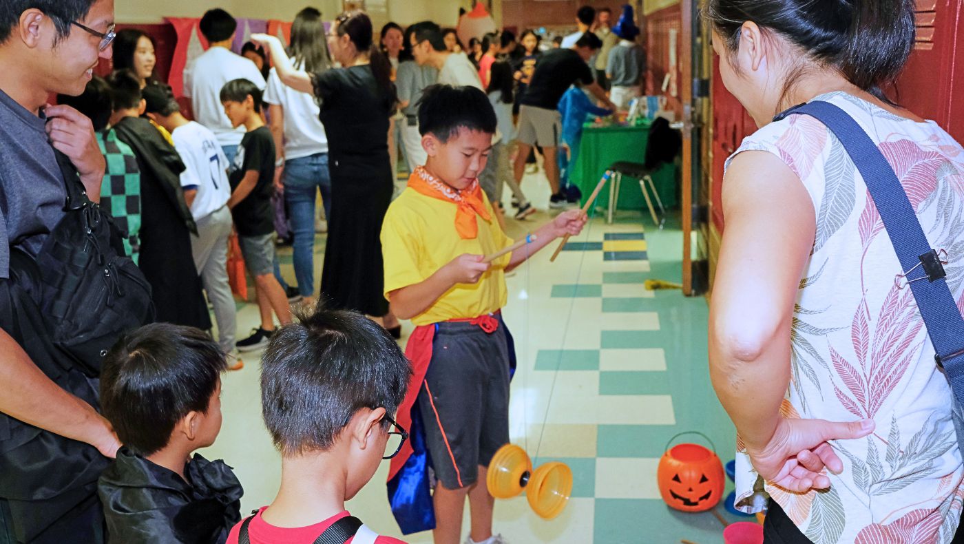 Diabolo is a popular game. (Photography by Wen Weiyao)
