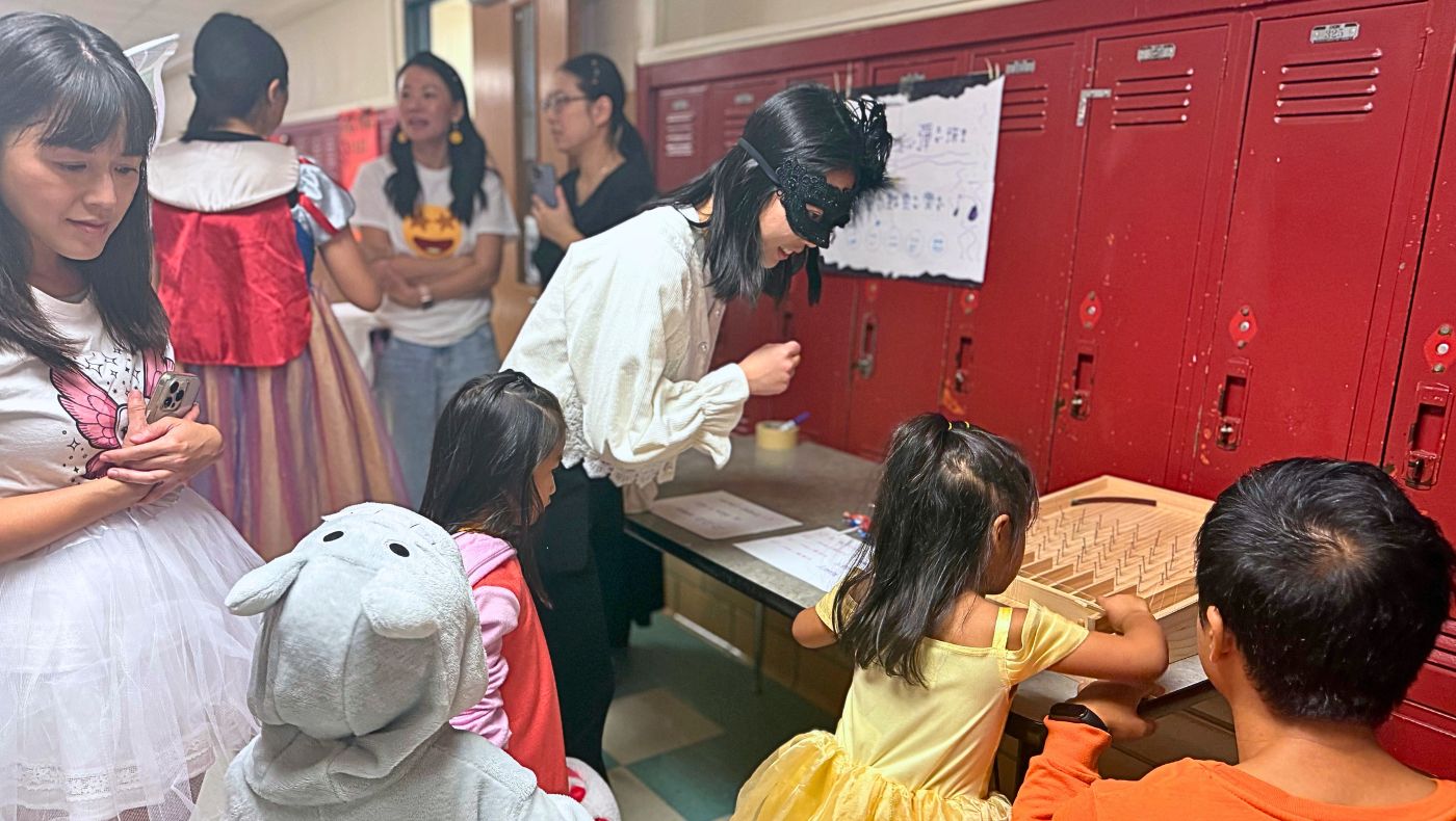 The pinball game, provided by Tzu Chi Youth, is full of nostalgic, old-fashioned charm. (Photography by Wang Qimin)