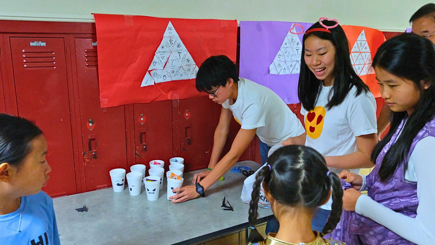 The ping-pong ball throwing game provided by Tzu Chi Youth was extremely difficult! But Tzu Chi Youth wanted to make things even more challenging. (Photography by Wang Chi-min)