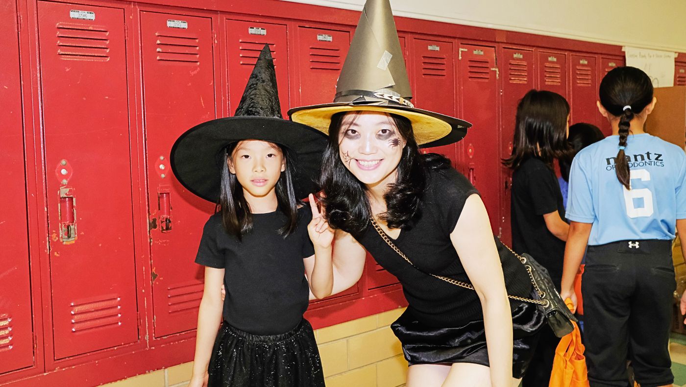 Hsueh Yi-wei's mother, dressed as a witch, paired with her daughter to create a humorous scene of "a spicy witch eating a little witch." (Photography by Wang Chi-min)