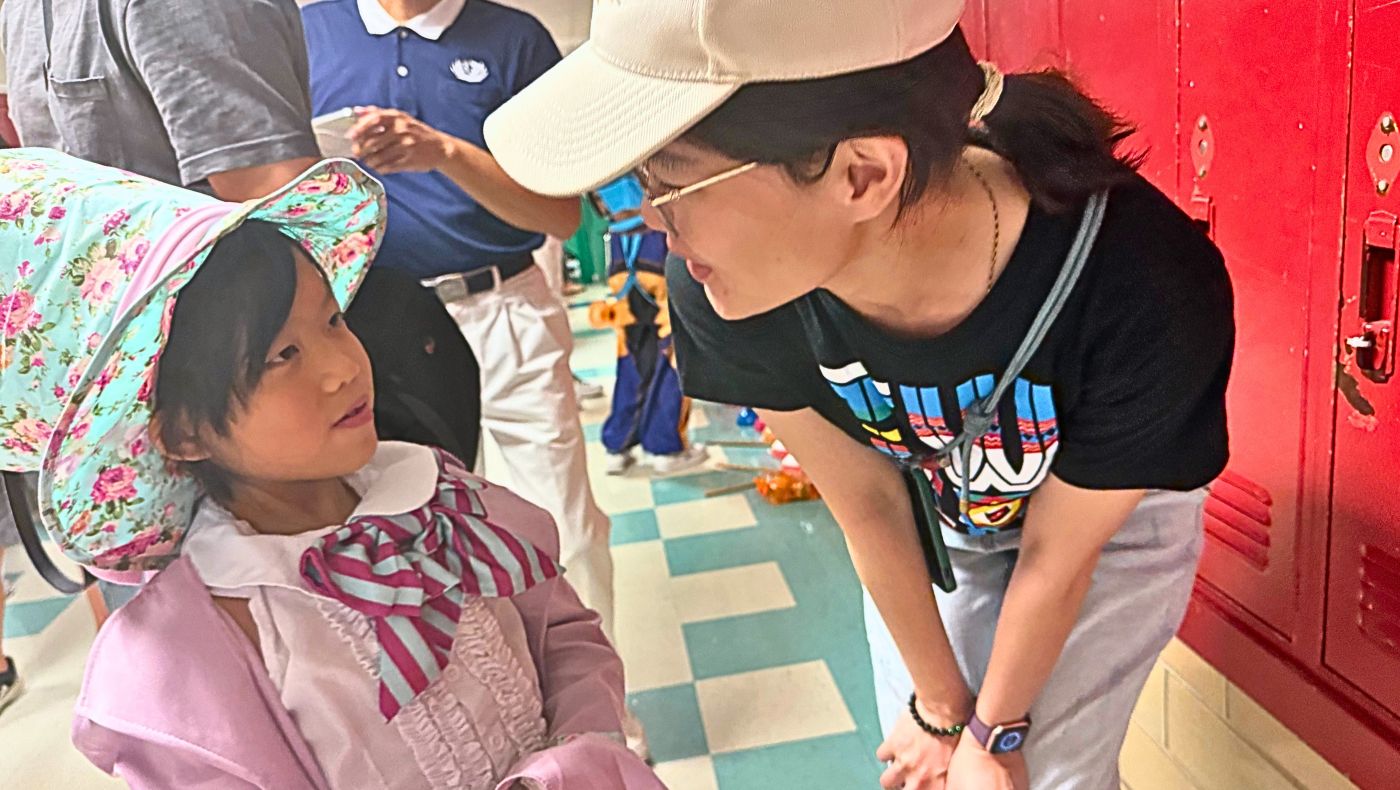Whenever possible, Fang Tingyu, deputy director of the Houston Overseas Chinese Education Center, actively interacts with the children to show concern and understand their learning progress. (Photography by Wen Weiyao)