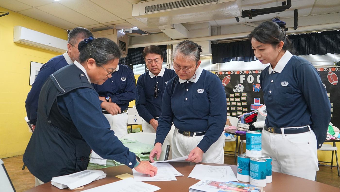 Volunteer Yang Xiu-bi explained the precautions and procedures for distributing the supplies to all the Tzu Chi volunteers who came to participate in the distribution (from left to right in the photo: Wu Yu-zong, Lin Shu-xian, Ji Ke-ming, Liu Ben-qi, and Lin Hua-yin). Photo by Yeh Chin-hung.