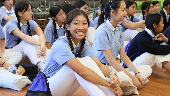 The Tzu Chi Youth members attending the environmental protection course sat on the ground, happily listening to the instructors share their insights. (Photo by Tsai Hung-li)
