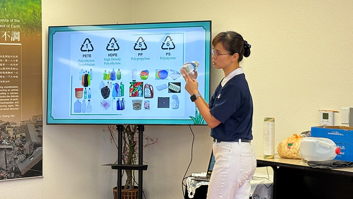 Lecturer Yu Shuting explained that the four main recyclable materials and their corresponding numbers are plastic "1", "2", "5", and "6". (Photography by Wu Jiaxuan)
