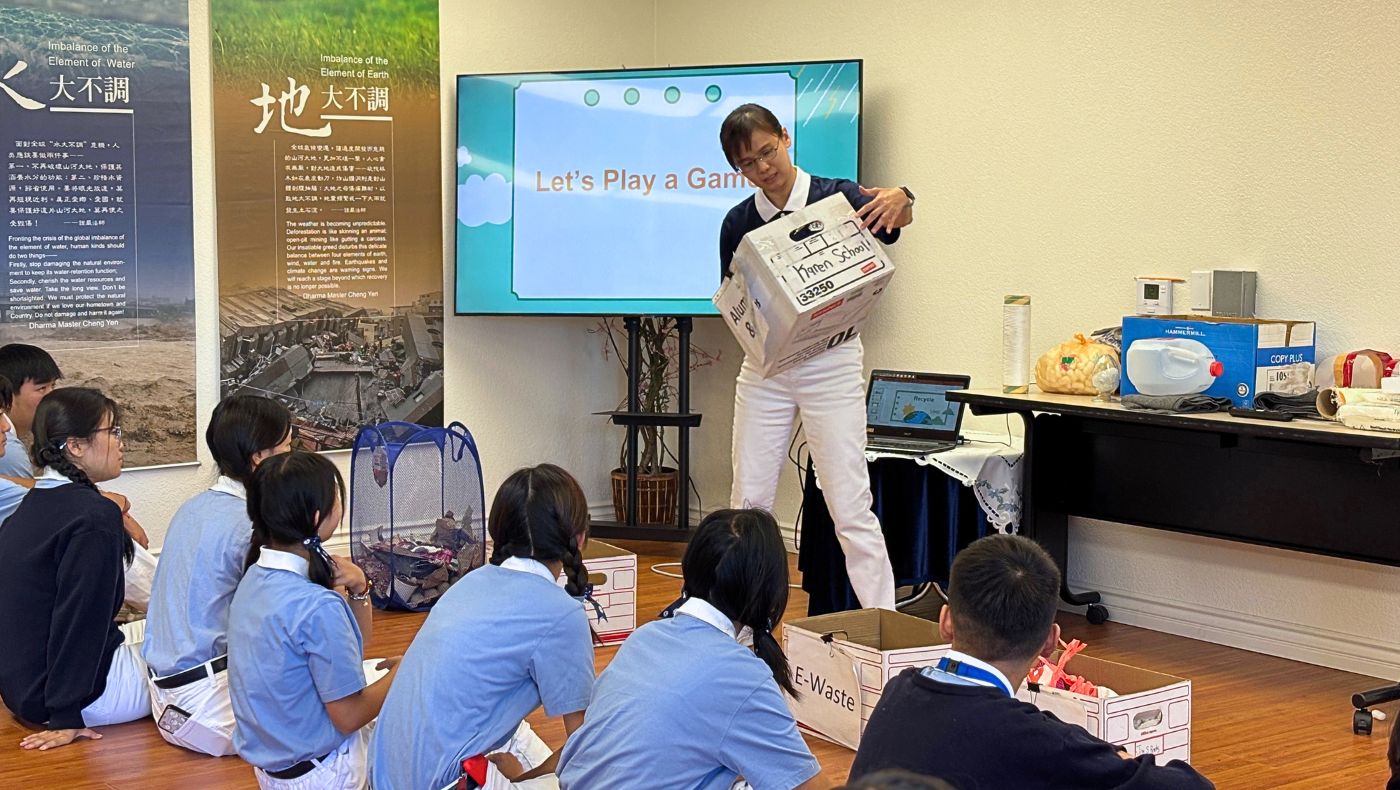 Lecturer Yu Shuting uses real objects to illustrate the difference between recyclable and non-recyclable items. (Photography by Wu Jiaxuan)