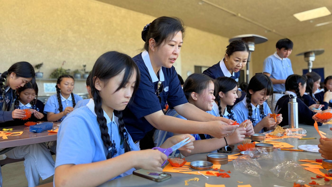 Tzu Chi volunteers served as teaching assistants during the hands-on courses. (Photo by Wu Chia-hsuan)