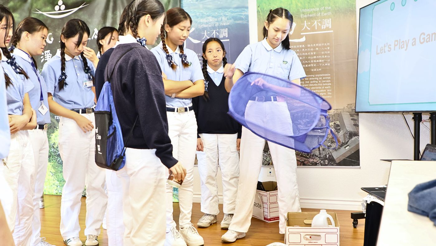 The Tzu Chi Youth members deepened their learning by sorting and recycling the waste themselves. (Photography by Tsai Hung-li)
