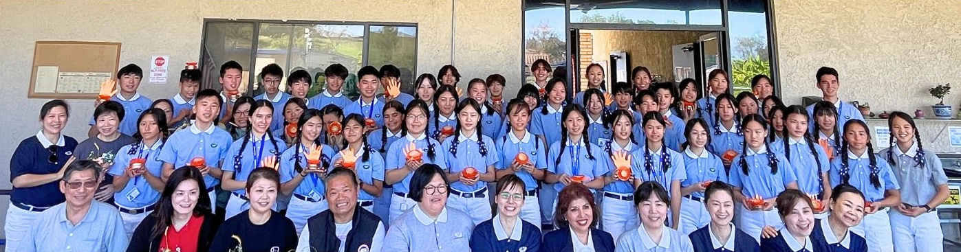 A joyful group photo after an environmental protection class. Photo by Cai Hongli