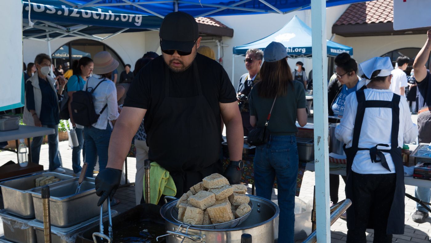 El evento contó con una gran variedad de puestos de comida con fideos estilo Sichuan, salteados, barbacoa vegetariana, rollitos primavera recién hechos, helados taiwaneses y postres. Foto/Wen Chu