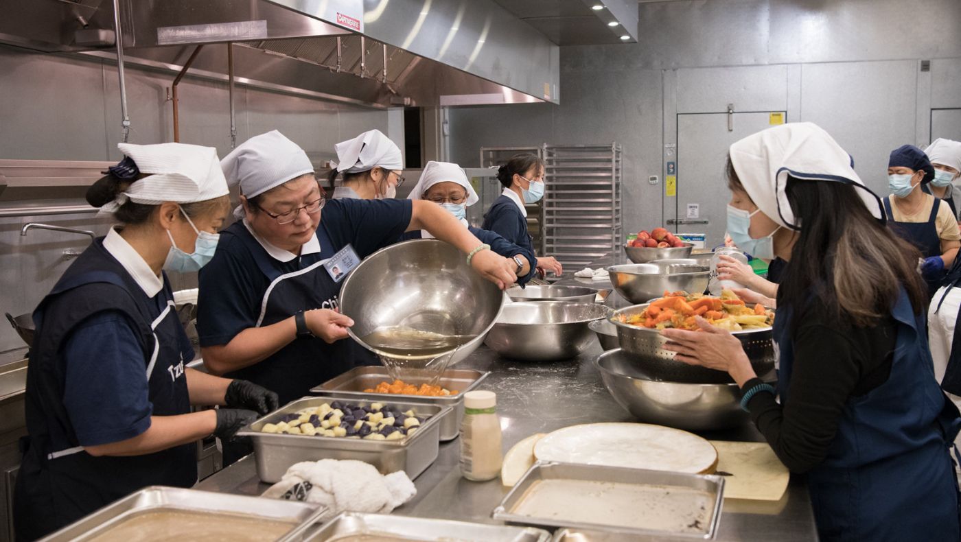 Los voluntarios preparan deliciosos platillos para que todos en la cocina trasera. Foto/C.M.Yung