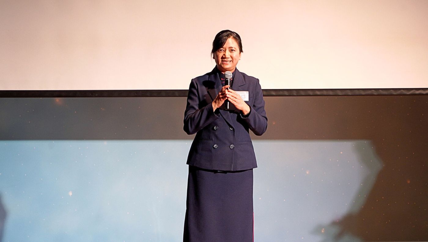 Jin Man, head of the Tzu Chi Boston Liaison Office, delivered a speech at the event, expressing gratitude to the community members and volunteers for their support and companionship over the past thirty years. (Photography by Zhou Yenong)
