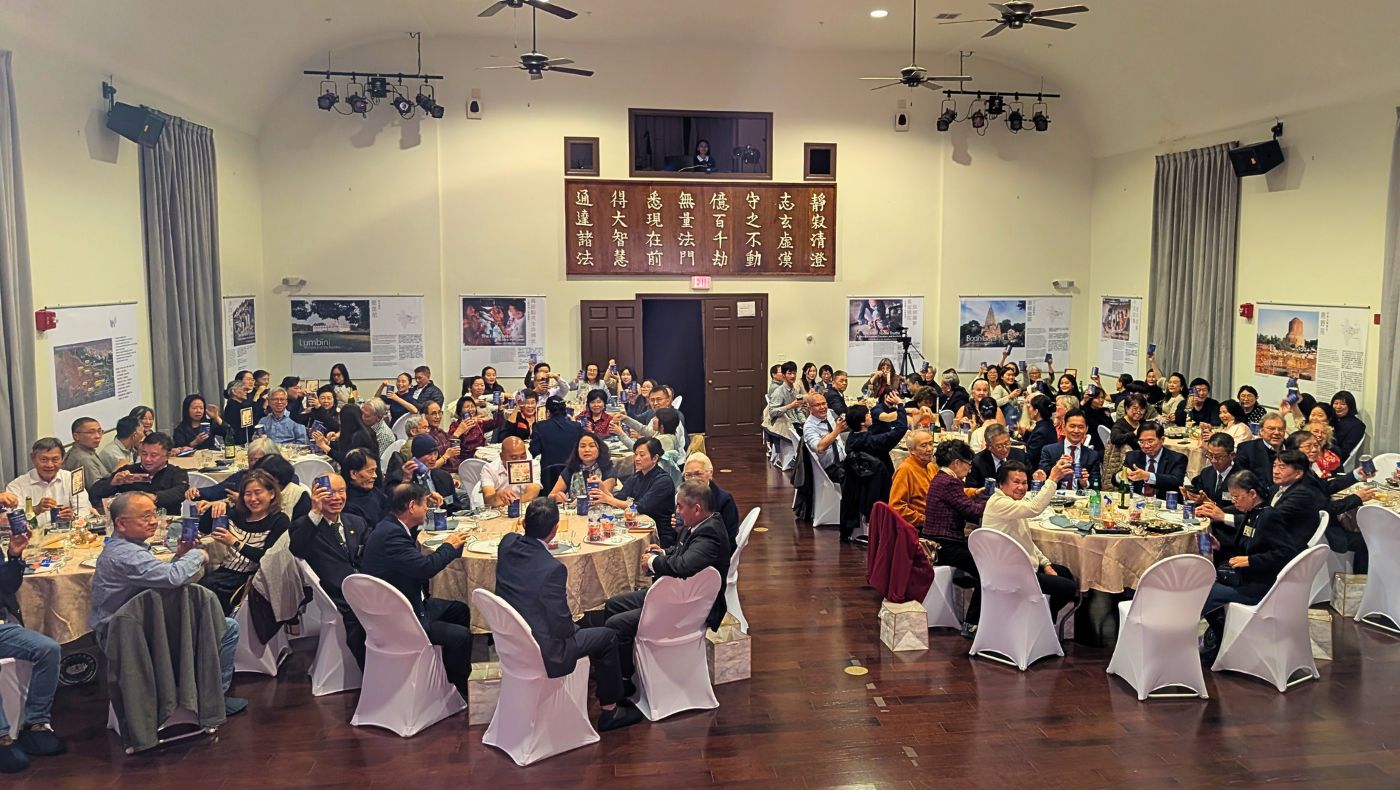 In the warm and familiar clubhouse, guests and volunteers gathered to raise their glasses and share this loving and grateful feast. Photography by Zhou Yenong