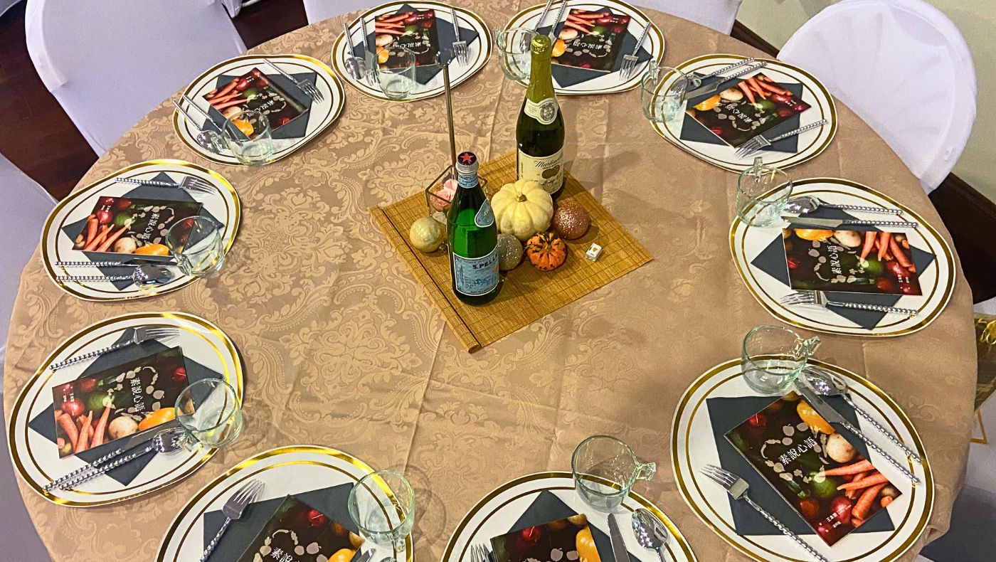 The charity gala tables were set with "Words of Wisdom from a Vegetarian Perspective" and vegetarian appetizers, symbolizing the collective goodwill gathered through vegetarianism and the protection of life. Photography by Zhou Yenong