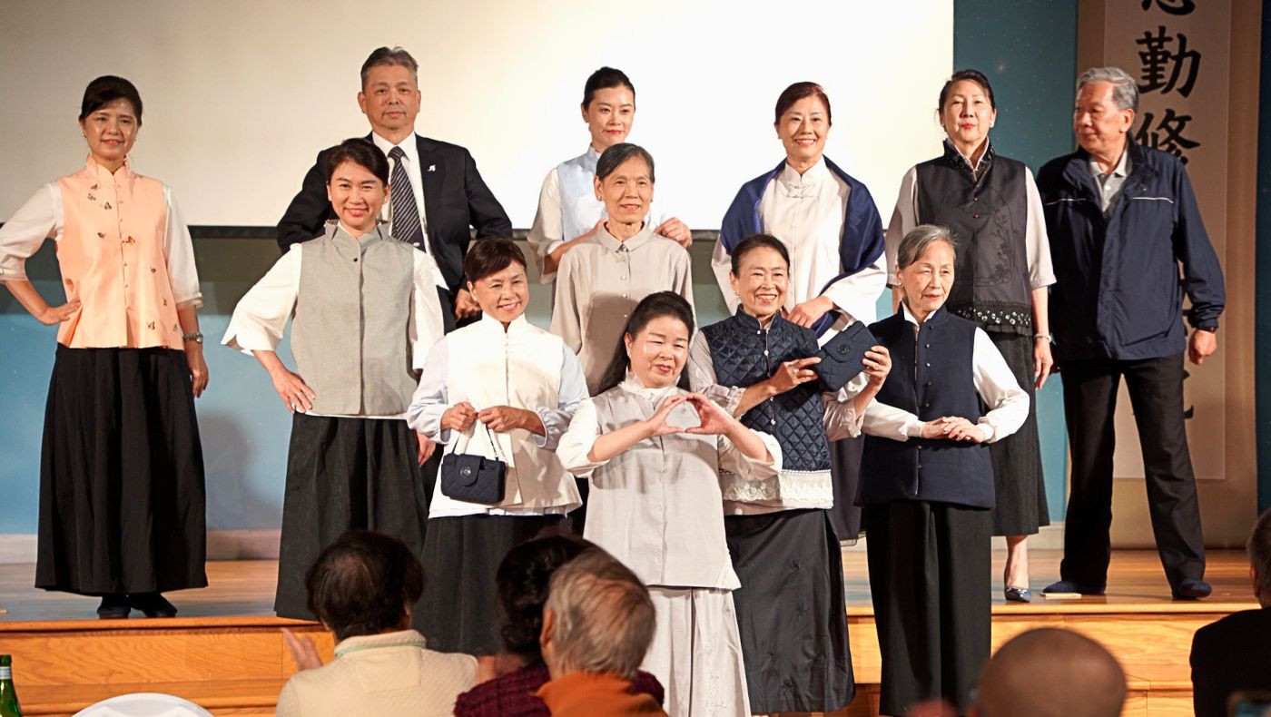 The "Great Love, Gratitude, and Technology" eco-friendly fashion show featured volunteers confidently walking the runway, showcasing the humanistic beauty of Tzu Chi uniforms and eco-friendly fabrics, earning enthusiastic applause from the audience. Photography by Zhou Yenong.