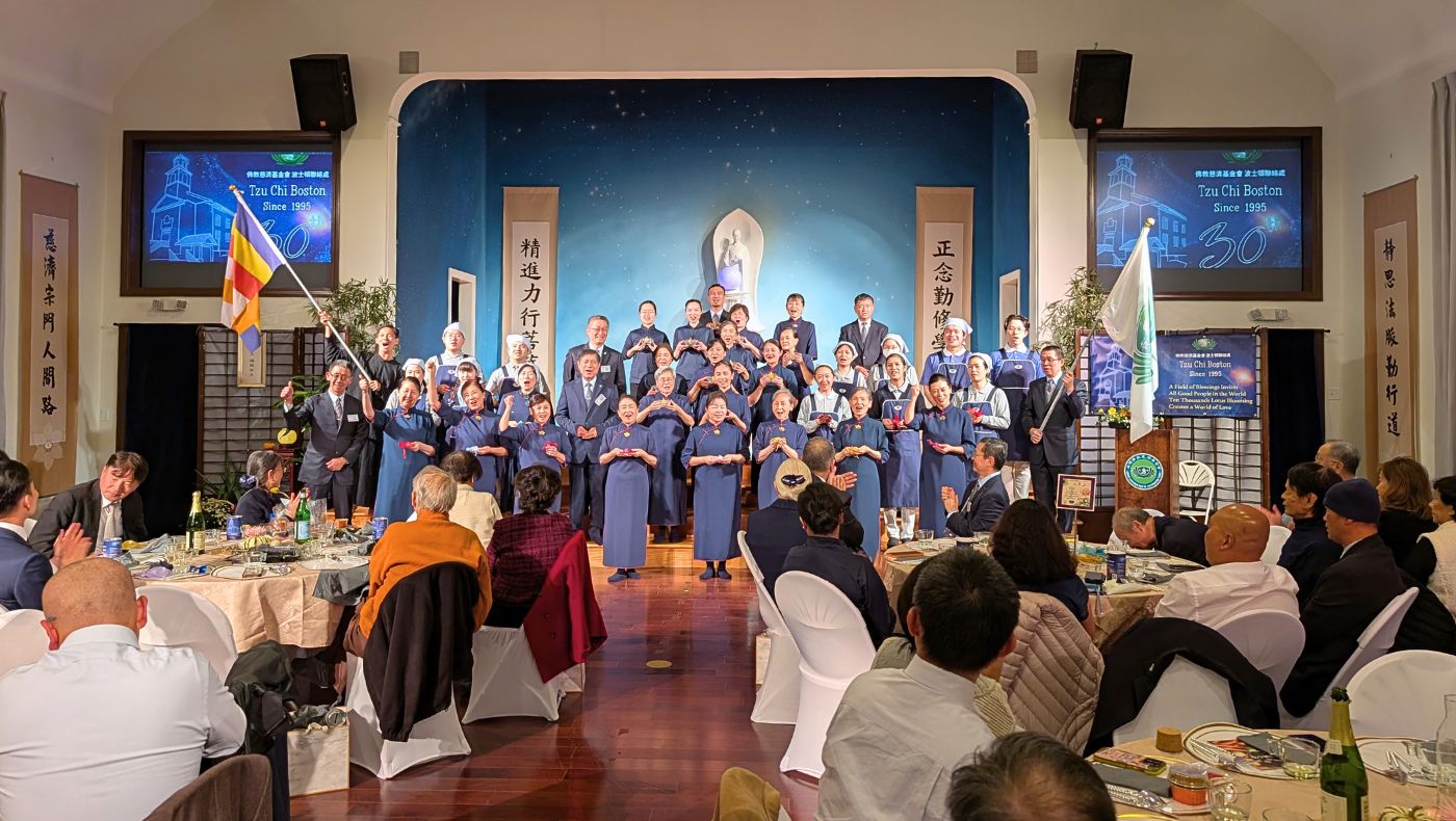 Volunteers performed sign language, conveying Tzu Chi's humanitarian spirit through synchronized movements and genuine smiles. (Photography by Zhou Yenong)