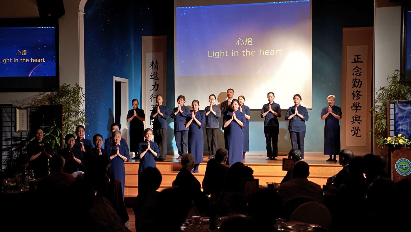 Tzu Chi Boston and the New York sign language team collaborated to perform "The Lamp of the Heart," using graceful gestures and a stable formation to convey the light and hope of Jing Si's humanistic spirit, warming the entire audience. Photography by Zhou Yenong