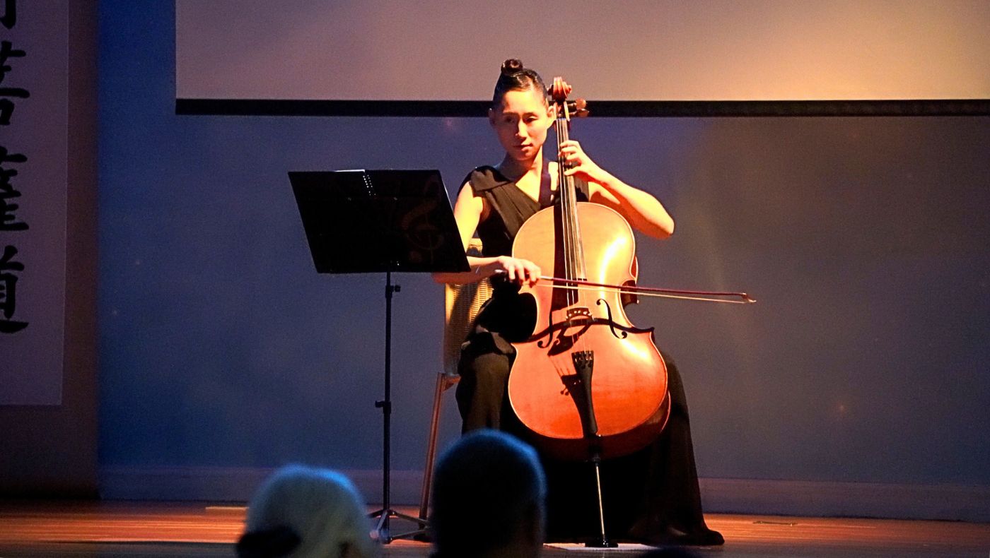 Cellist Zhang Xuanping brought a warm and serene musical moment to the event with her melodious cello playing. Photography by Zhou Yenong.