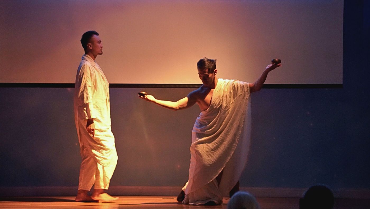 Dance artists presented situational dance works, weaving together physical language and light and shadow to create ancient scenes, adding a profound and moving humanistic atmosphere to the evening. Photography/ Zhou Yenong