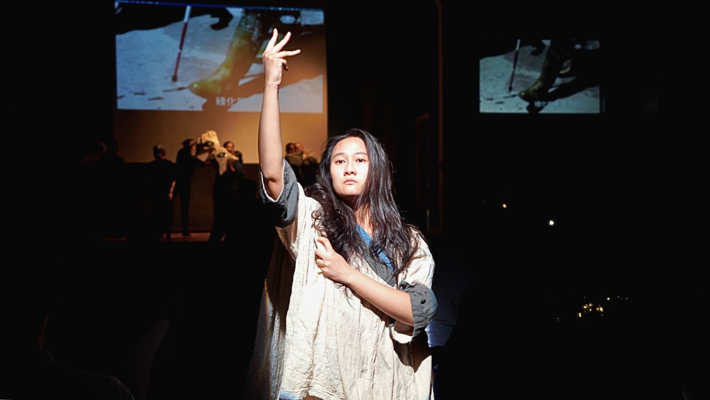 Dancers, with focused gestures and expressions, performed a moving scene, interpreting the great love of Tzu Chi volunteers who fulfill their vows amidst suffering. Photography by Zhou Yenong