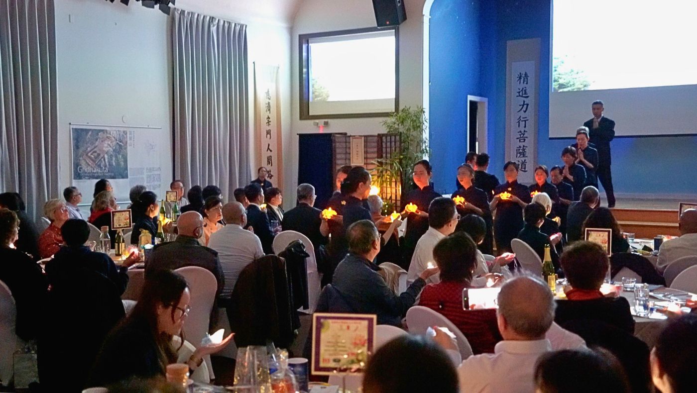 Volunteers held heart-shaped lamps in their hands, offering prayers. The soft candlelight weaved blessings and wishes throughout the meeting place, creating a solemn yet warm atmosphere. (Photography by Zhou Yenong)