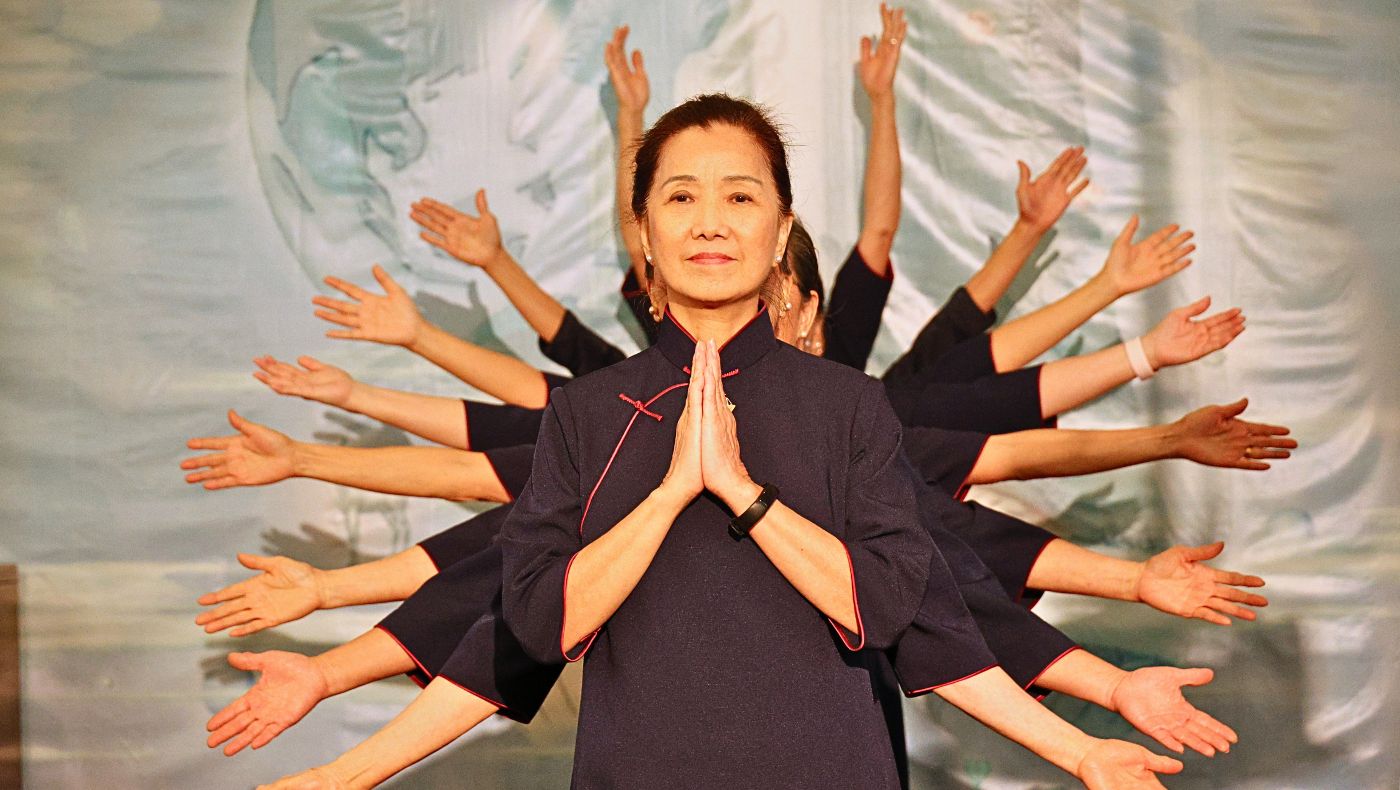 Volunteers performed the sign language piece "A World of a Thousand Hands," their neat formation and serene power adding a moving visual highlight to the Tzu Chi Phoenix City "Gratitude, Care, and Joy" charity concert. Photography by Liu Jixing.
