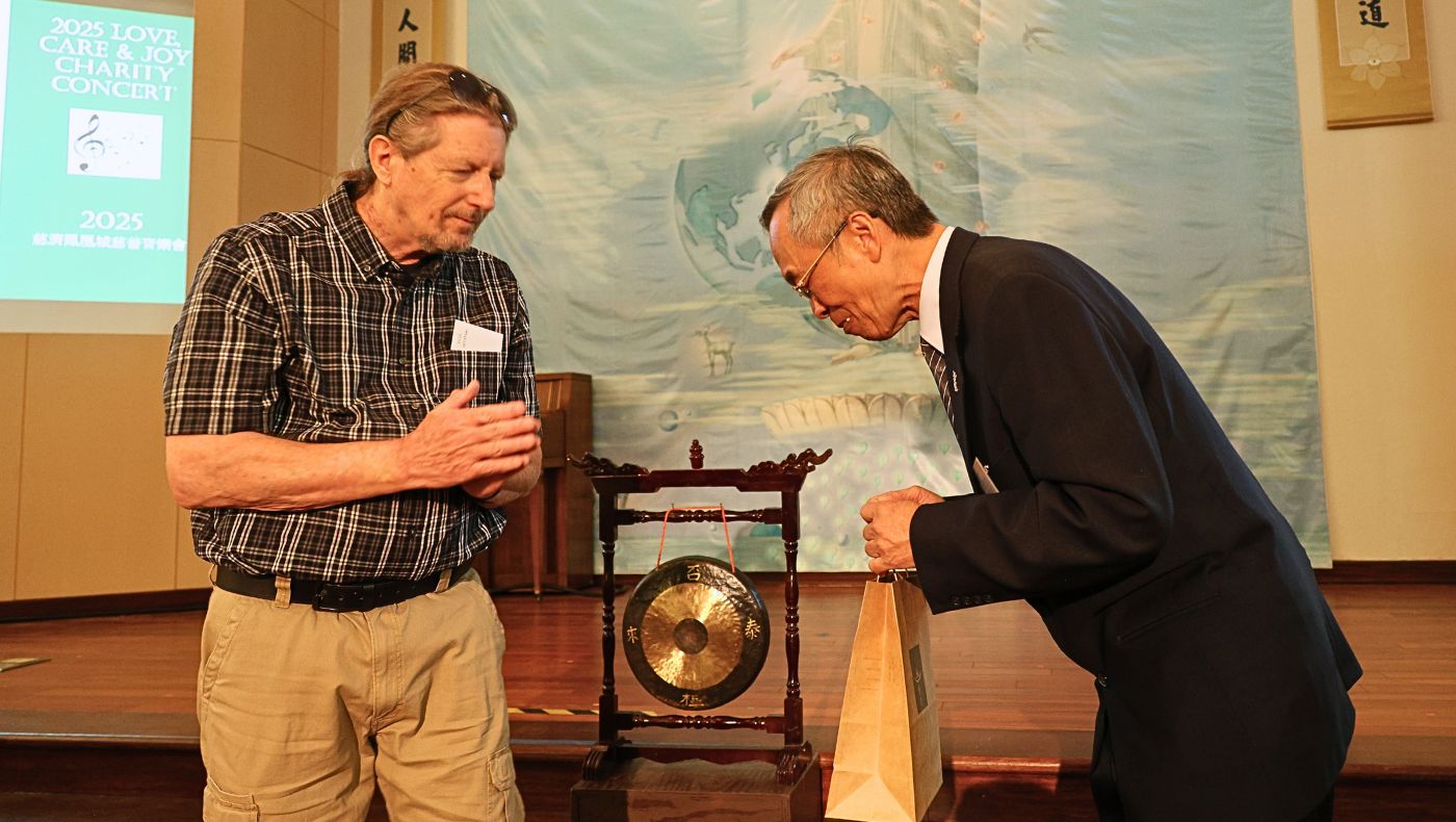 George Hardwick (left), a long-time Tzu Chi supporter, regularly purchases food and supplies to donate to the Phoenix Liaison Office, helping volunteers care for more disadvantaged families. At the concert, Phoenix representative Liu Jixing expressed his gratitude to George. (Photo by Liu Jixing)
