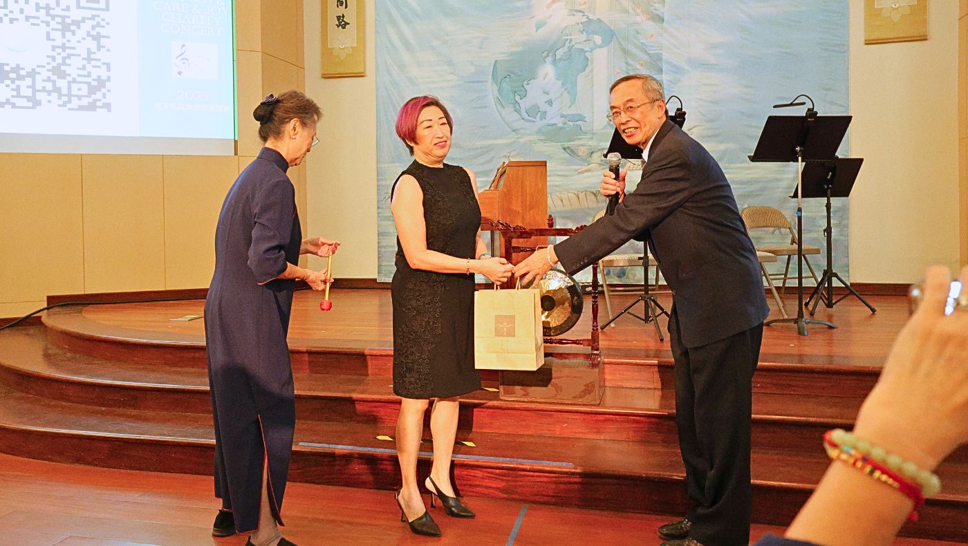 Community partners struck the "Love Gong," and Phoenix City representative Liu Jixing expressed his gratitude. (Photo by Liu Jixing)