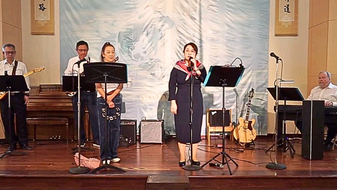 Members of the Tzu Chi Phoenix Lotus Orchestra gave a heartfelt performance of "Song of the Little River." (Image source: video screenshot)