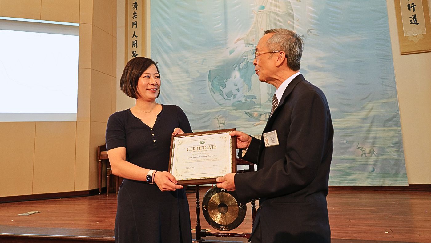 Liu Jixing, head of Tzu Chi Phoenix City, presented a certificate of appreciation to representatives of UIS (Unique Institution of Services) in gratitude for the company's long-term support of community charitable activities. (Photo by Liu Jixing)