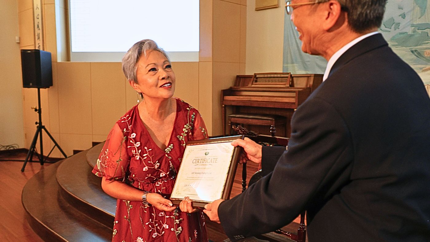 Anabela, a representative of the Taiwanese company ASE, receives a certificate of appreciation at the concert. Photo by Liu Jixing.