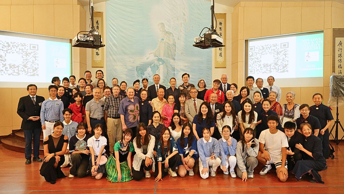 Following the "Gratitude, Care, and Joy" charity fundraising concert, corporate partners, community residents, and volunteers posed for a group photo, witnessing the gathering and transmission of goodwill within the community. Photo by Liu Jixing