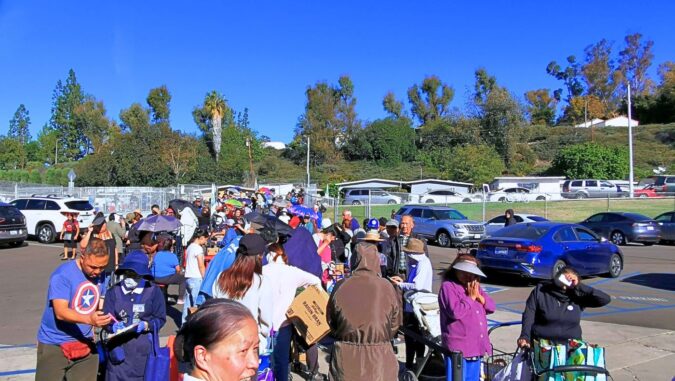 Tzu Chi volunteers increased the distribution of aid ahead of Thanksgiving, providing warmth and support during difficult times and benefiting more families in need. (Photography by Chen Xiuwen)