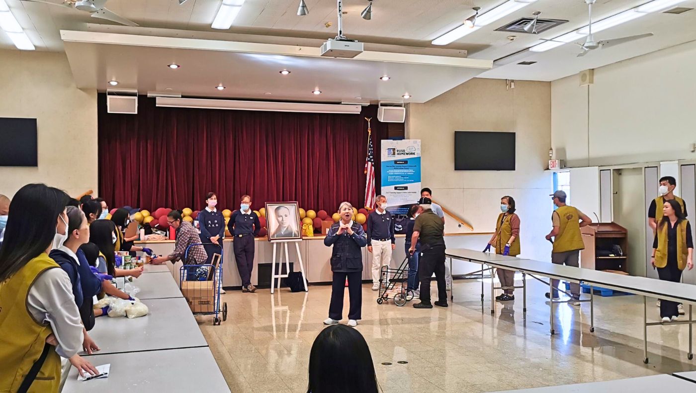 Tseng Wen-li (standing in the middle), Director of the Charity Development Office at Tzu Chi USA, explained that Tzu Chi will continue to prepare sufficient supplies to meet community needs. (Photo by Chen Hsiu-wen)