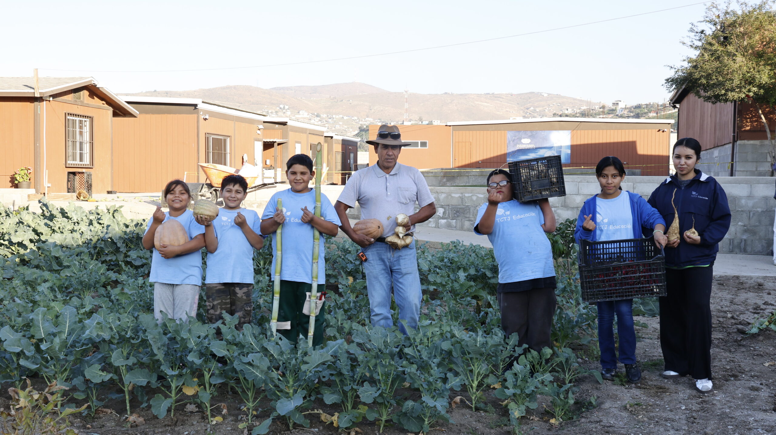 The children followed Fabian to harvest sweet potatoes, pumpkins, roselle, kudzu root, edamame, sugarcane, and other ingredients for their lunch at the park. (Photo by Luo Shuli)