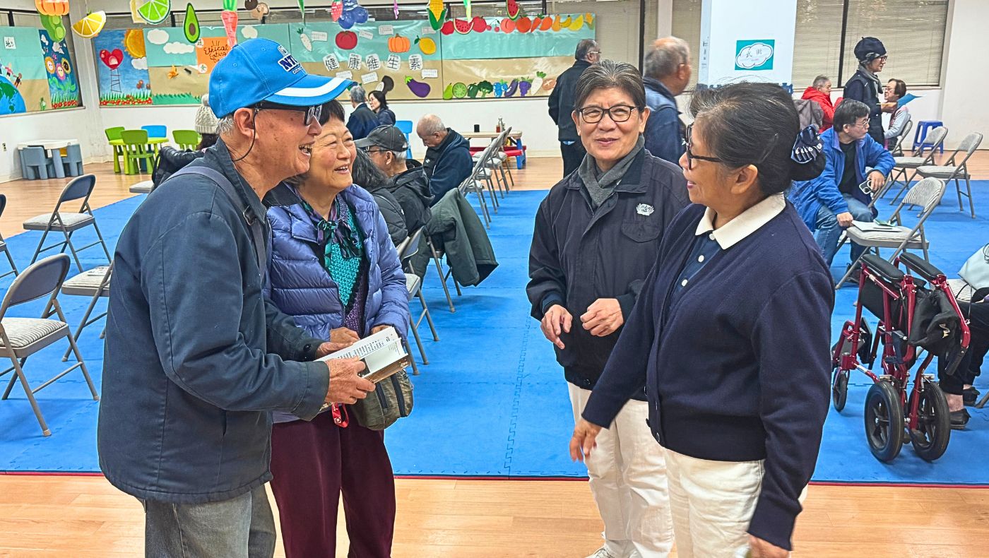 Members of the public expressed their gratitude to the Tzu Chi New Jersey branch for providing the venue, allowing them to conveniently complete passport processing and other related matters without having to travel to Manhattan, New York. (Photo by Lin Shu-Chuan)